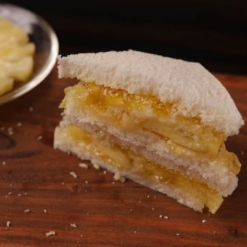 Quick Pineapple Sandwich: covering pineapple and cheese with bread, then slicing ready-to-serve.