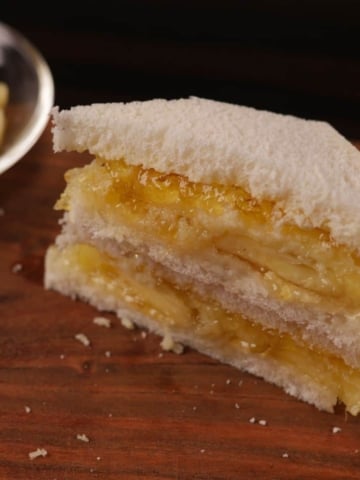 Quick Pineapple Sandwich: covering pineapple and cheese with bread, then slicing ready-to-serve.