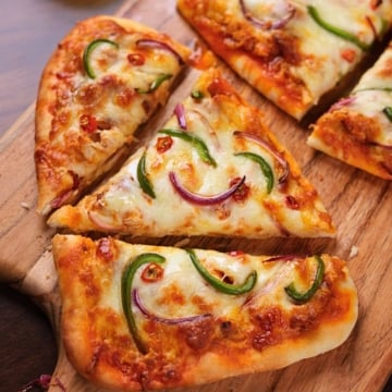 freshly baked buffalo chicken flatbread pizza ready to serve.