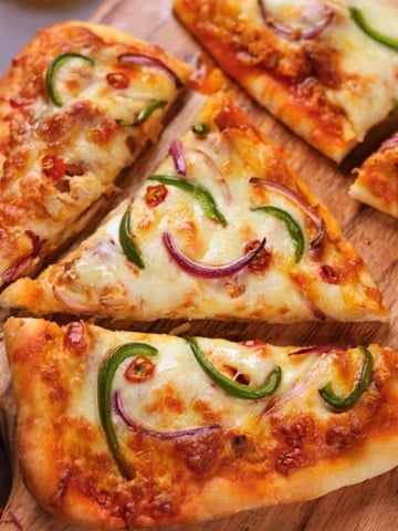 freshly baked buffalo chicken flatbread pizza ready to serve.